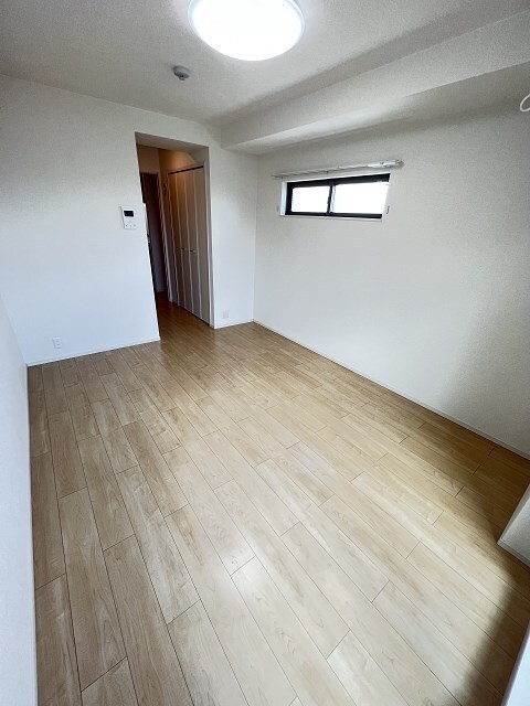 物件内観写真6　(開放的な寝室です)