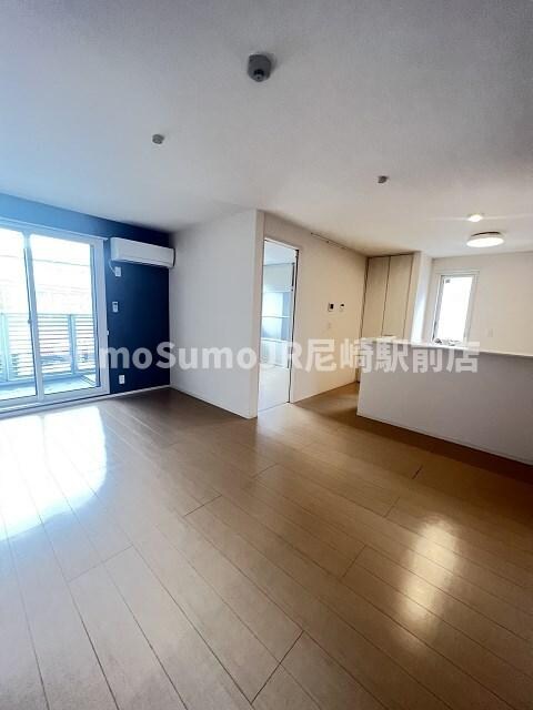 物件内観写真3　(リビングです)