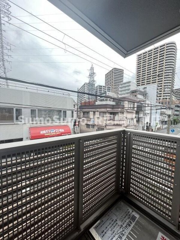 バルコニー(開放的で明るい空間を演出してくれるバルコニーです)