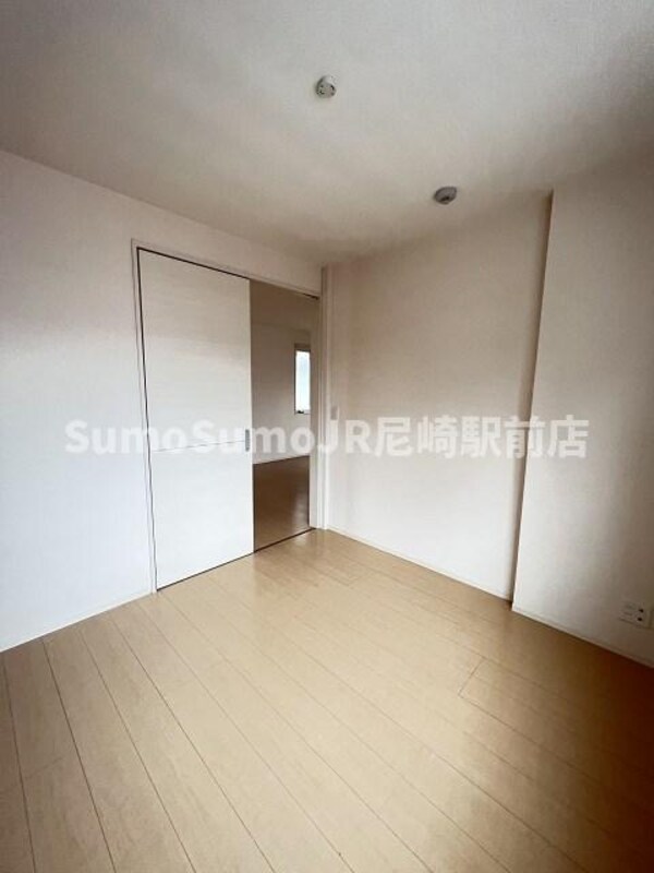 寝室(落ち着いて過ごせるお部屋なので、寝室にいかがでしょうか)