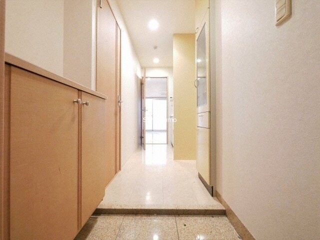 物件内観写真4　(明るい玄関です)