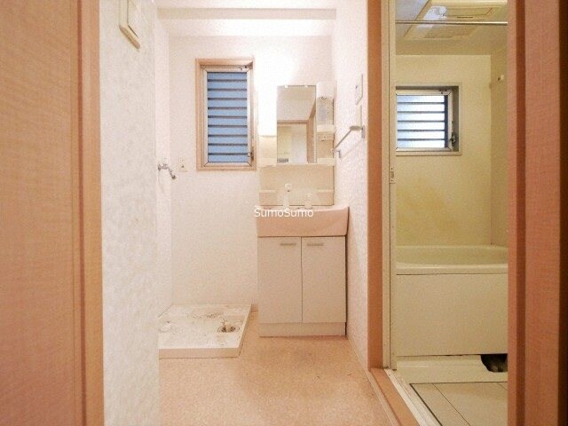 物件内観写真11　(スペースが確保できる洗面所です)