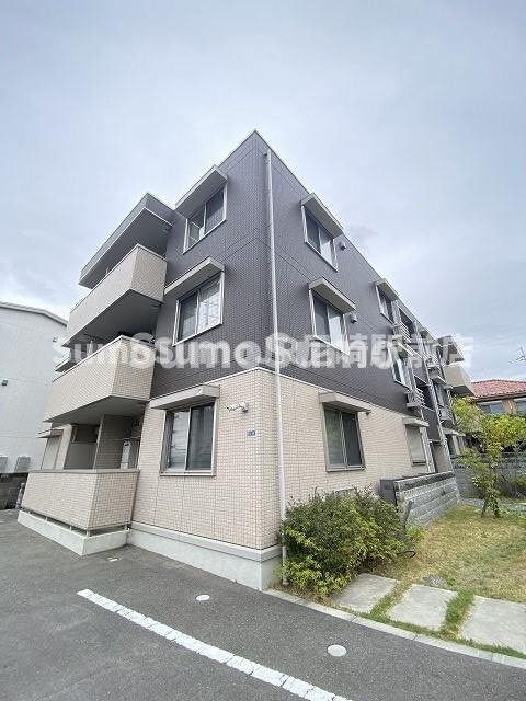 物件外観写真1　(外観は落ち着いています)