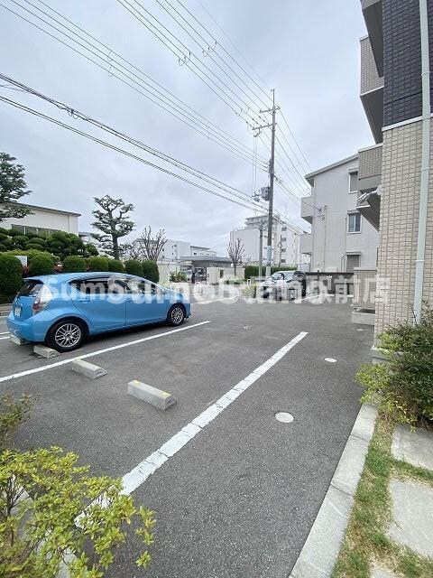 物件外観写真3　(駐車場完備です)