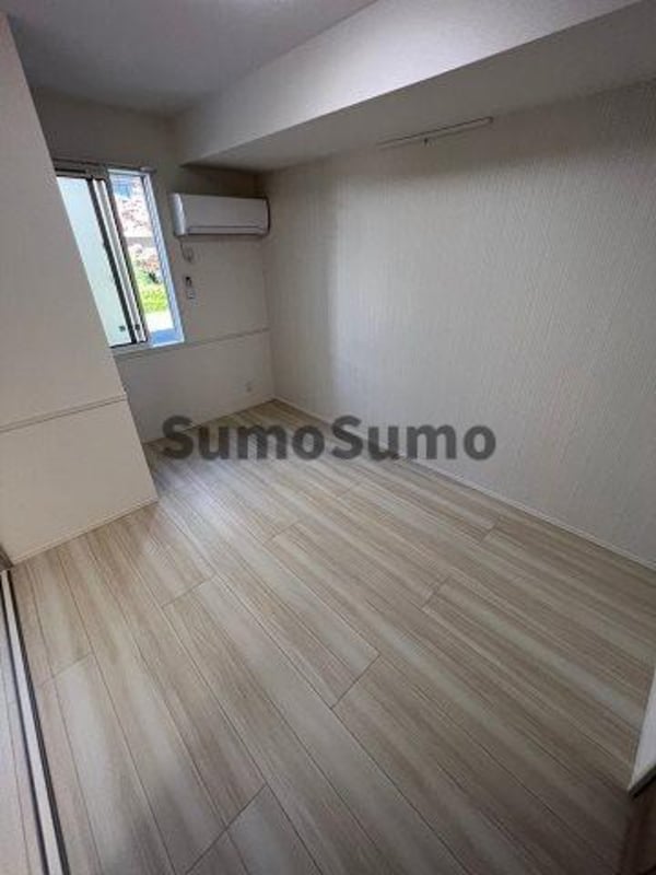 寝室(落ち着いて過ごせるお部屋なので、寝室にいかがでしょうか)