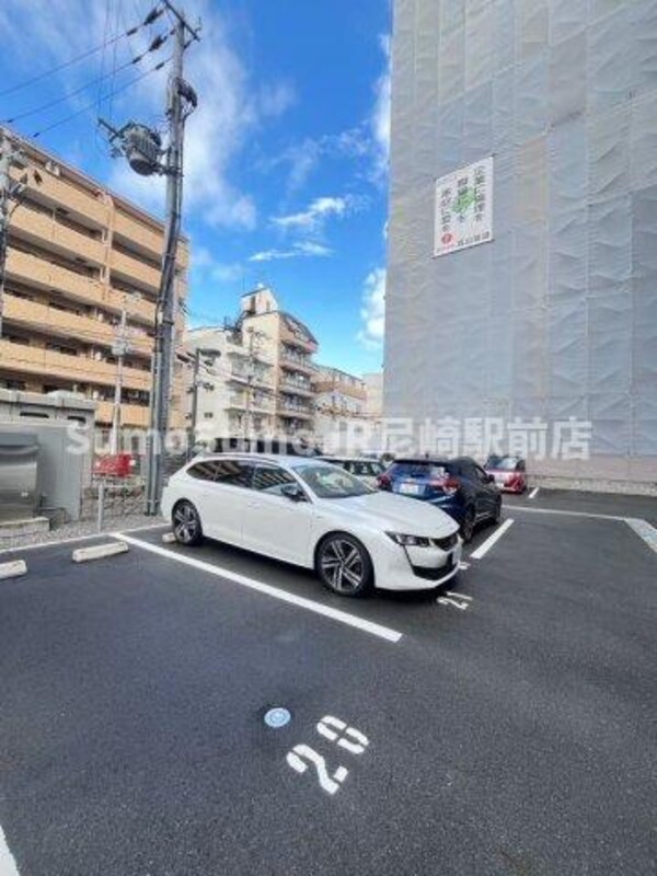 駐車場(車をお持ちの方に嬉しい駐車場付きの物件です)