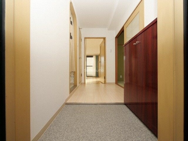 物件内観写真5　(ゆったりとした玄関です)