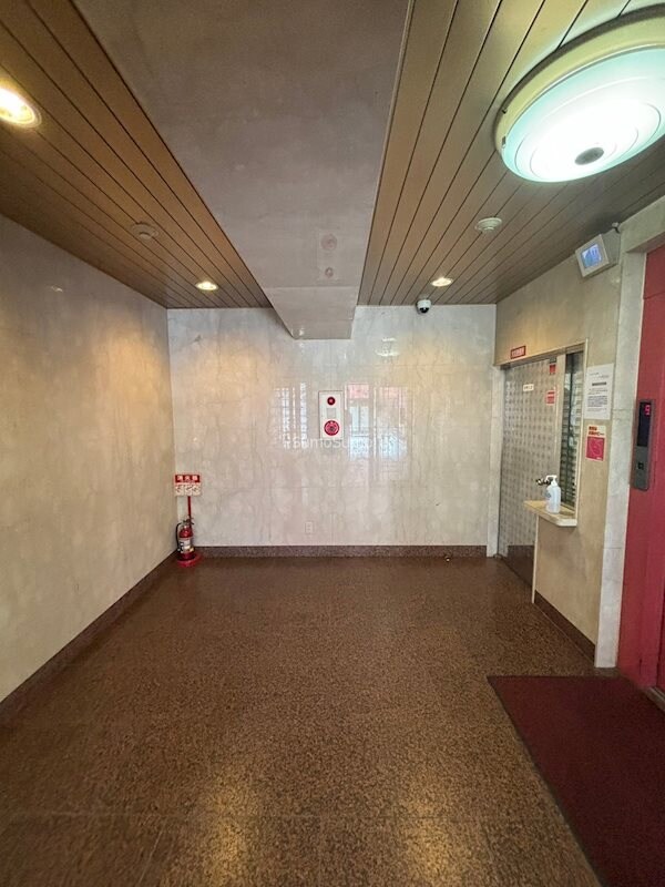 物件外観写真3　(落ち着いたロビーです)