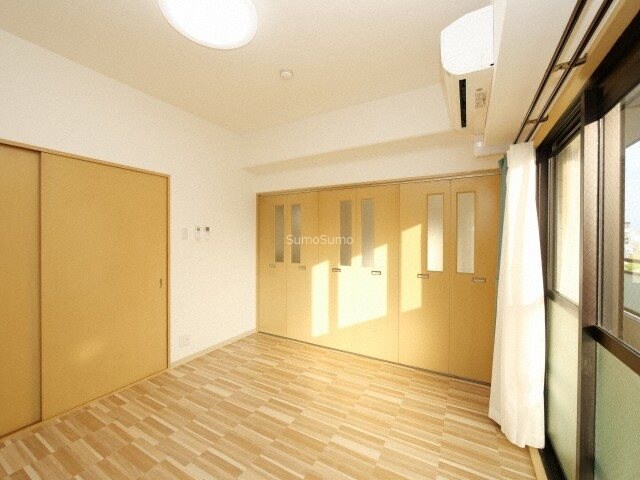 物件内観写真8　(落ち着いた色調の寝室です)