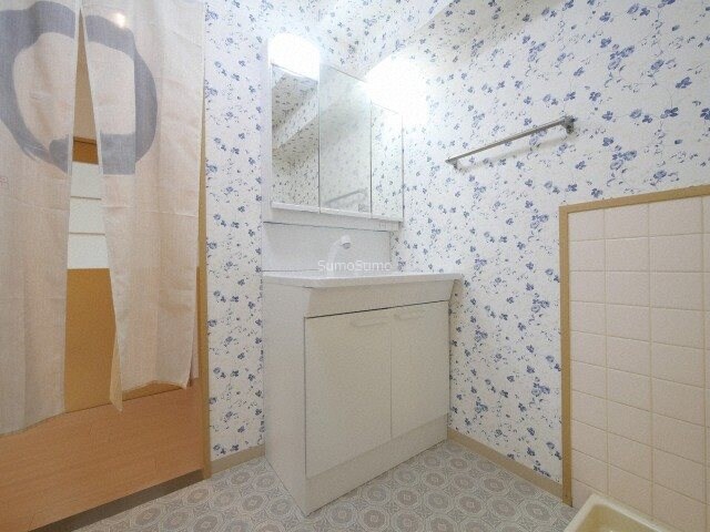 物件内観写真12　(広い洗面スペース)