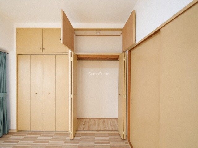 物件内観写真13　(小物を収納するのに便利です)