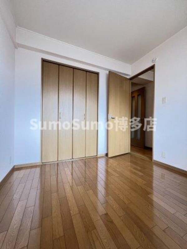 寝室(落ち着いて過ごせるお部屋なので、寝室にいかがでしょうか)