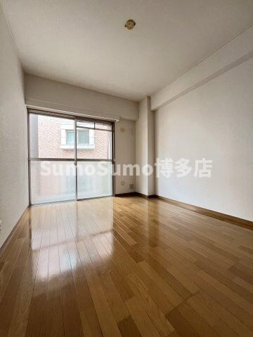 物件内観写真28　(開放的な寝室です)