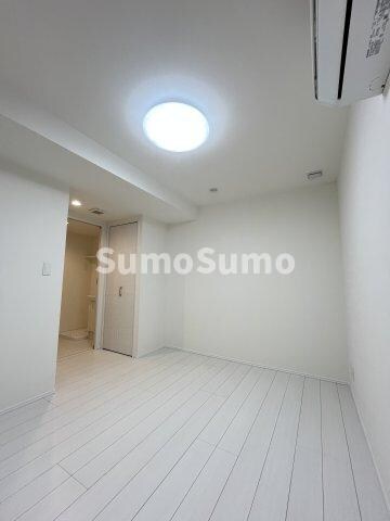 物件内観写真3　(個人の部屋や寝室として使える洋室です)