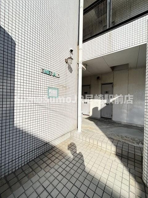 物件外観写真2　(外観は落ち着いています)