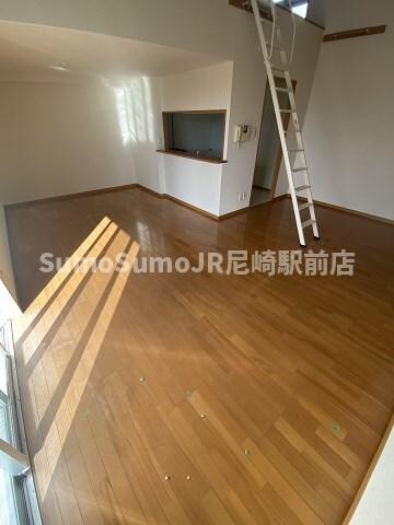 物件内観写真5　(おしゃれなリビングです)