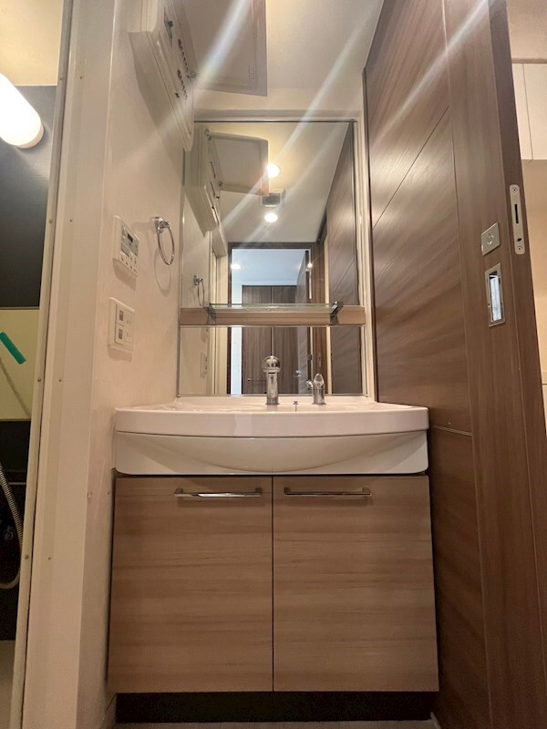 物件内観写真10　(明るい洗面所です)