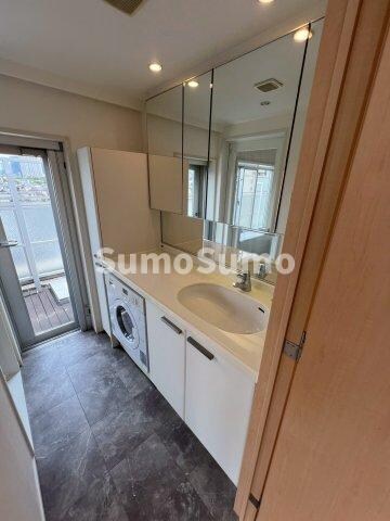 物件内観写真6　(広い洗面スペース)