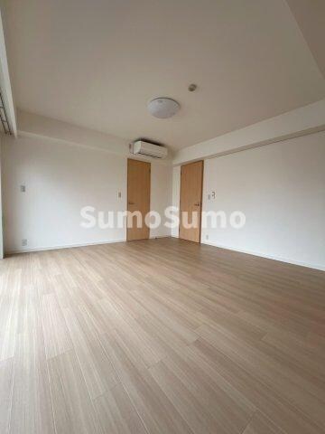 物件内観写真7　(こちらの居間で趣味の時間をお楽しみください)