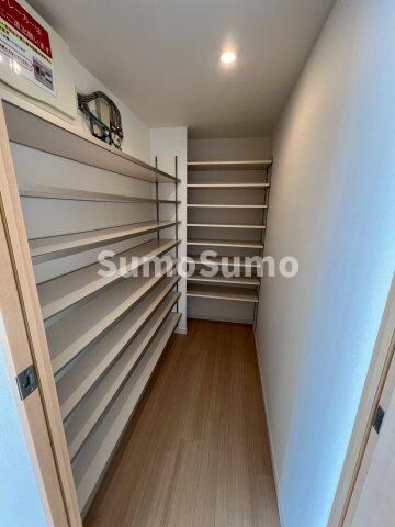 物件内観写真12　(収納スペース豊富です)