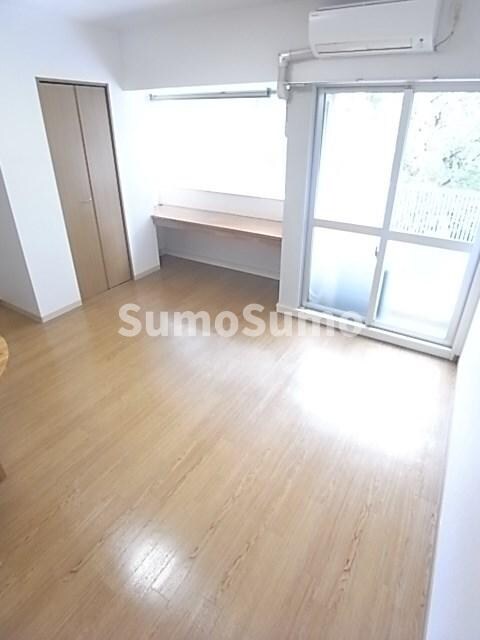 物件内観写真8　(広くて明るい寝室)