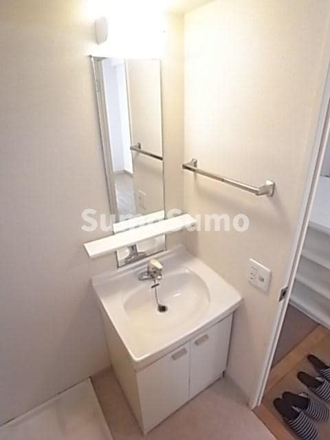 物件内観写真11　(朝の身支度には欠かせない独立洗面化粧台)