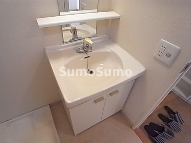 物件内観写真19　(朝の身支度には欠かせない独立洗面化粧台)