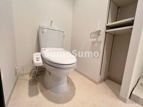 トイレ(落ち着いた色調のトイレです)