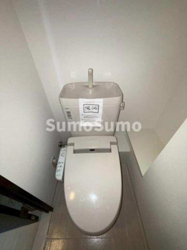 トイレ(落ち着いた色調のトイレです)