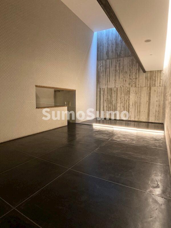 物件外観写真3　(落ち着いたロビーです)