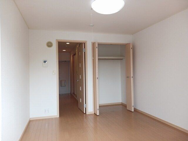 物件内観写真9　(ゆったりとした居間です)