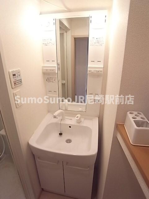 物件内観写真14　(独立洗面台あり、毎朝おしゃれに忙しい女性の方におすすめです)