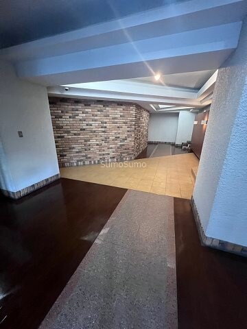 物件外観写真3　(ゆとりのあるロビーです)