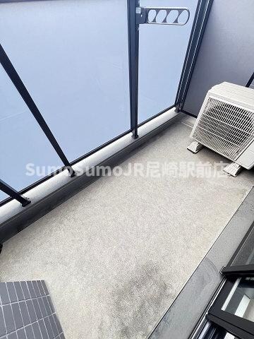 物件内観写真6　(開放的で明るい空間を演出してくれるバルコニーです)