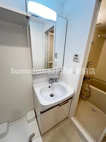 物件内観写真15　(独立洗面台、小物を置くことができて便利です)