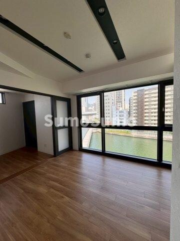 物件内観写真5　(ゆったりとした居間です)