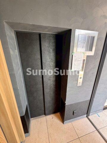 物件外観写真3　(清潔なロビーです)