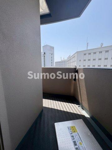 物件内観写真9　(開放的で明るい空間を演出してくれるバルコニーです)