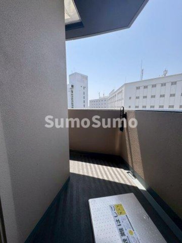 バルコニー(開放的で明るい空間を演出してくれるバルコニーです)