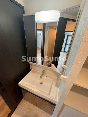 物件内観写真11　(広い洗面スペース)