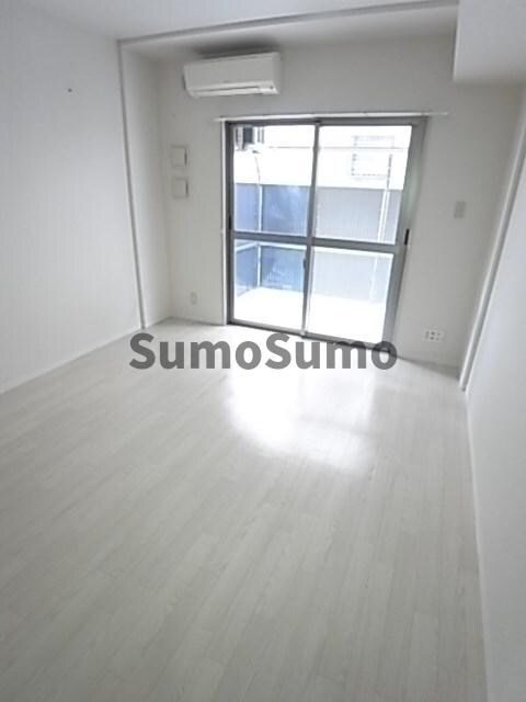 物件内観写真8　(こちらの居間で趣味の時間をお楽しみください)