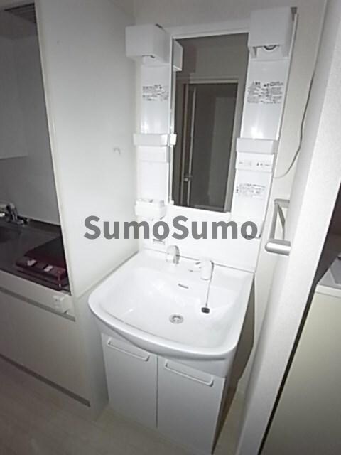 物件内観写真13　(独立洗面台、小物を置くことができて便利です)