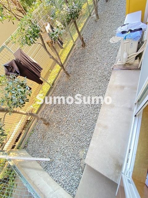 物件内観写真9　(お洗濯にも便利なバルコニー付き)