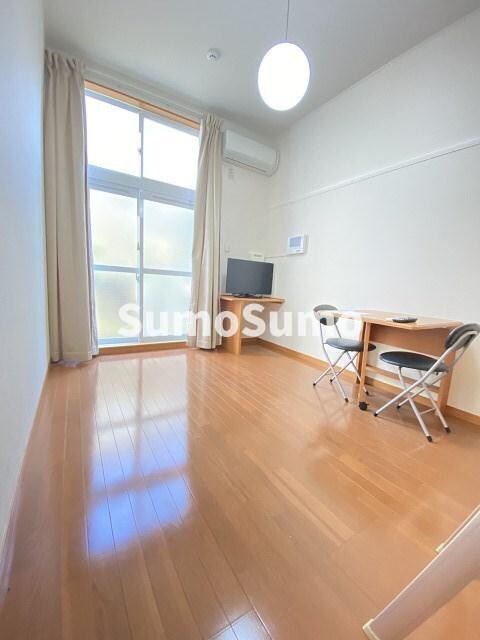 物件内観写真18　(こちらのリビングで趣味の時間をお楽しみください)