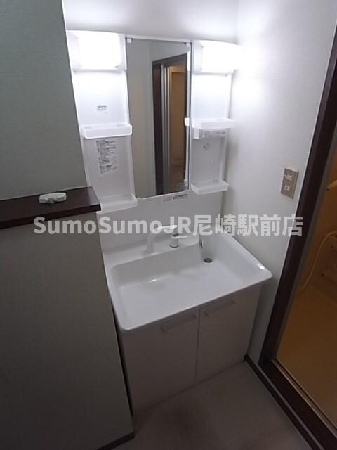 物件内観写真7　(朝の身支度には欠かせない独立洗面化粧台)