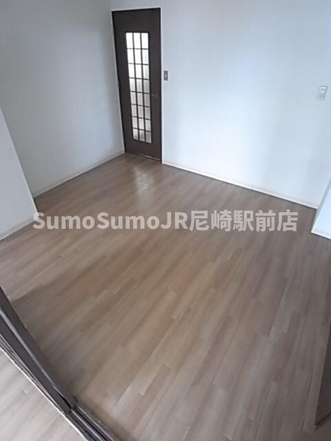 物件内観写真20　(こちらのリビングで趣味の時間をお楽しみください)