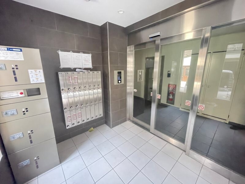 物件外観写真3　(落ち着いたロビーです)