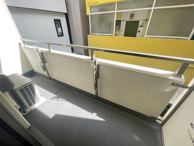 物件内観写真10　(開放的で明るい空間を演出してくれるバルコニーです)