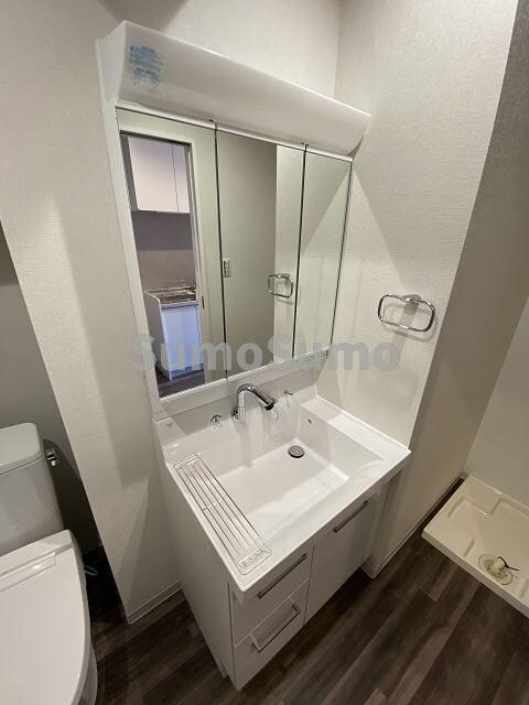 物件内観写真13　(朝の支度にも助かる、独立の洗髪洗面化粧台)