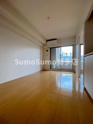 物件内観写真22　(こちらのリビングで趣味の時間をお楽しみください)